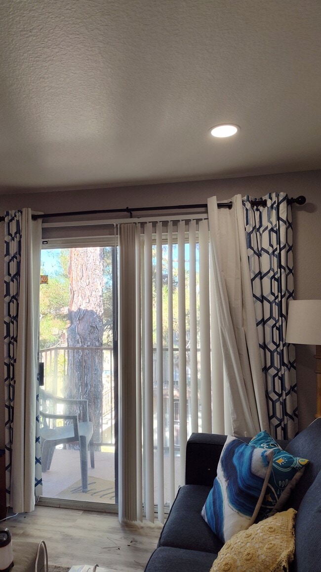 Hermosos pinos grandes y vistas a la montaña con un gran cinturón de jardín debajo. - 1365 Crafton Ave