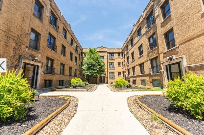 Building Photo - 726 W Roscoe St