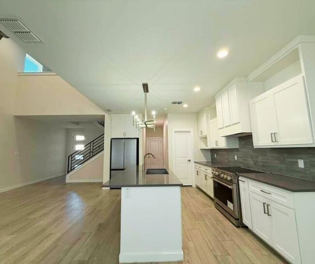 Building Photo - 7506 Cresta Bella St