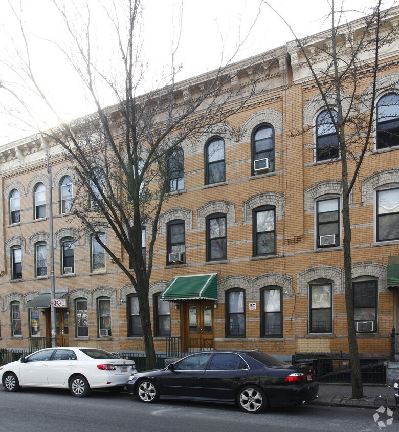 Primary Photo - 808 Seneca Ave