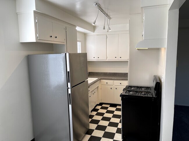 Kitchen, #10 (1BR) - 1945 Hillhurst Ave