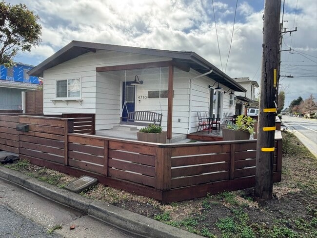 Front of cottage - 4710 Jewel St
