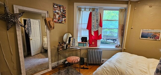 Building Photo - Exquisitely Renovated 4Bed Near BU and Longwood. Heat/HW incl; move-in cost rebate available