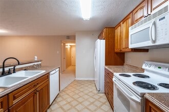 Building Photo - 8051 Bay Branch Dr