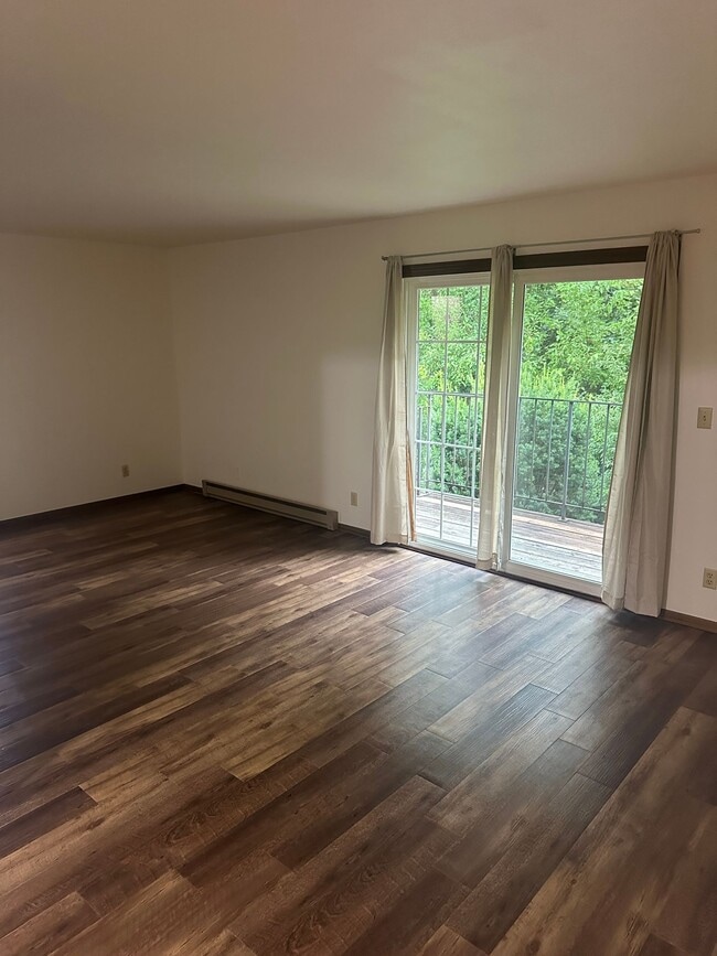 Building Photo - Immaculate Updated 2 Bedroom 1 bath