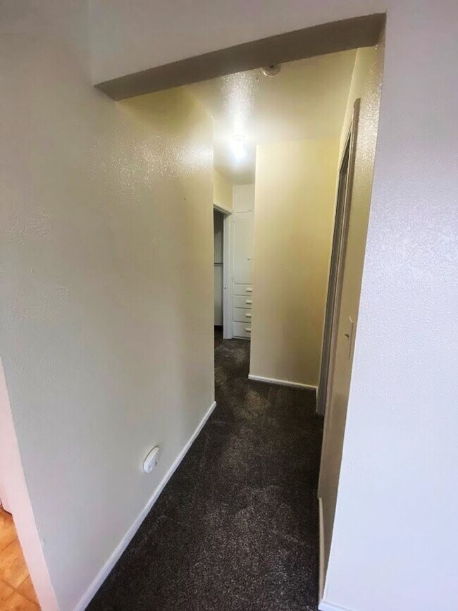 Building Photo - Y Ave. Duplex