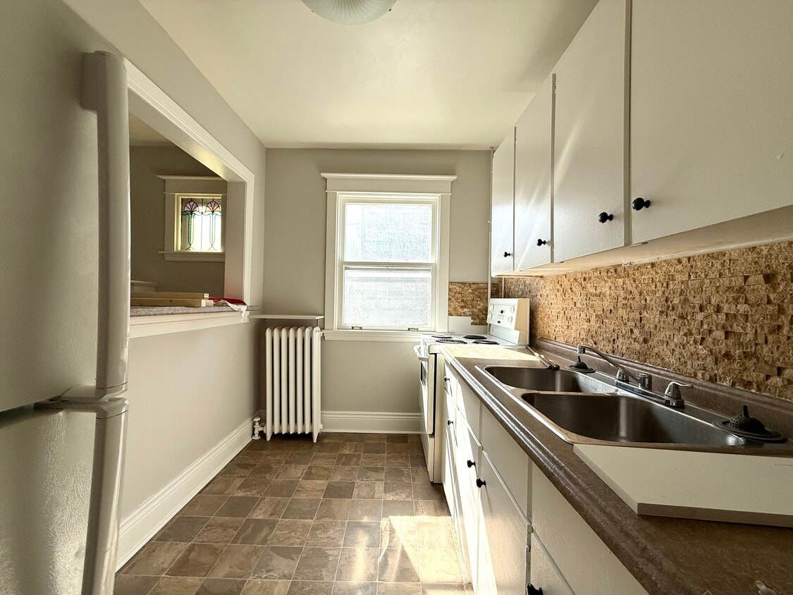 Photo du bâtiment - 2 Bed Plus Den - 96 E Ave S