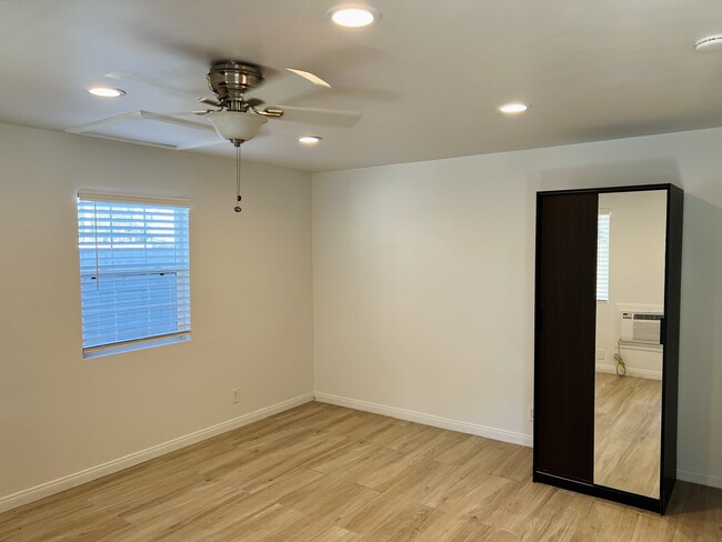 Room facing garden - 1404 N Buena Vista St