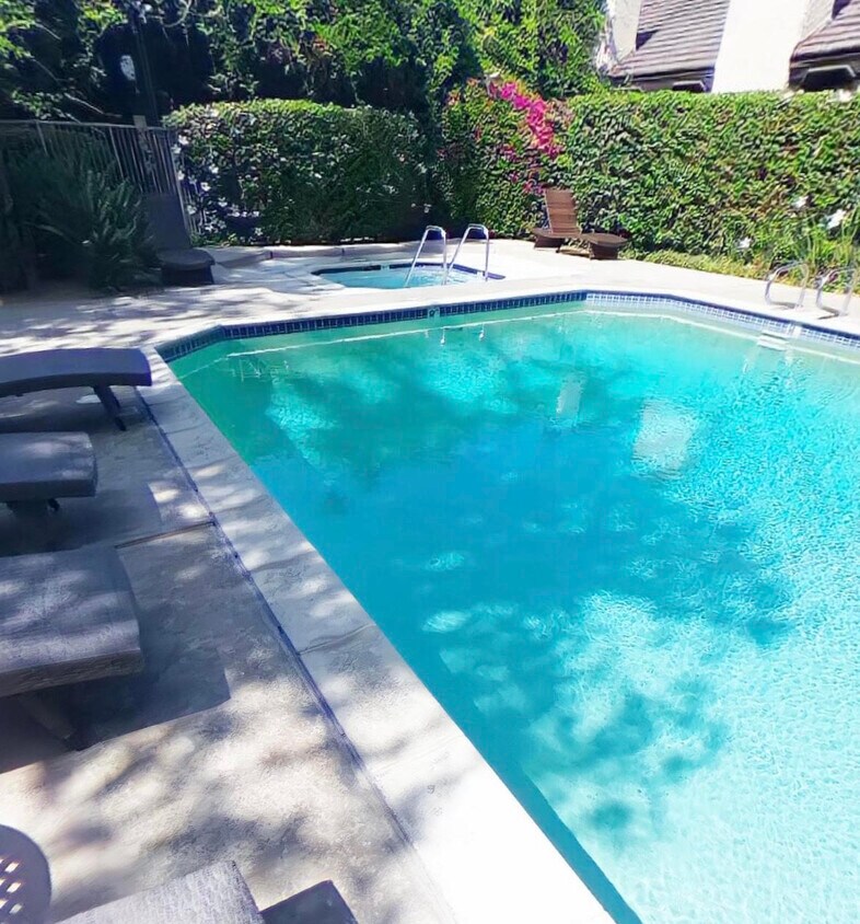 Foto principal - 15050 Sherman Way