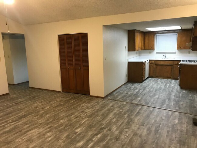 Foto del edificio - Beautiful Single Story 3 Bedroom 2 Bath Ma...