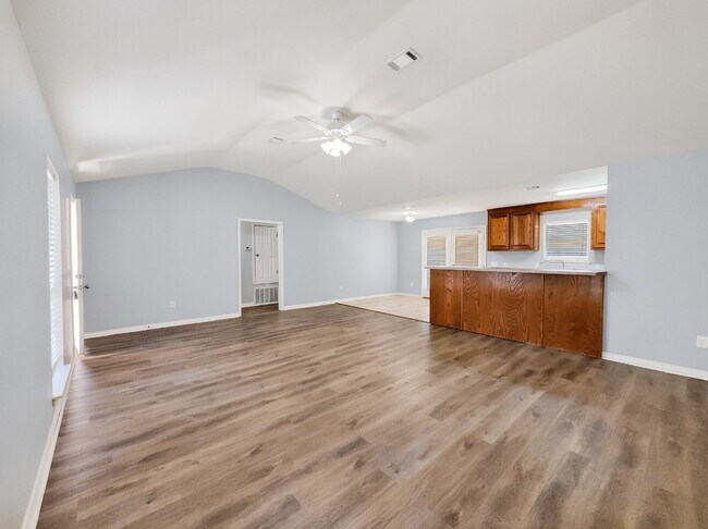 Building Photo - "Charming 3-Bedroom Oasis with 2 Baths in the Heart of Fort Walton Beach!"
