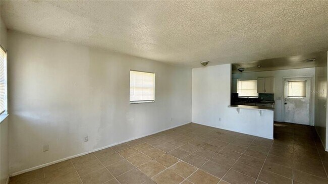 Foto del edificio - 325 W Pierce St