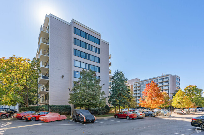 4501 Arlington Blvd - Chatham Condominiums