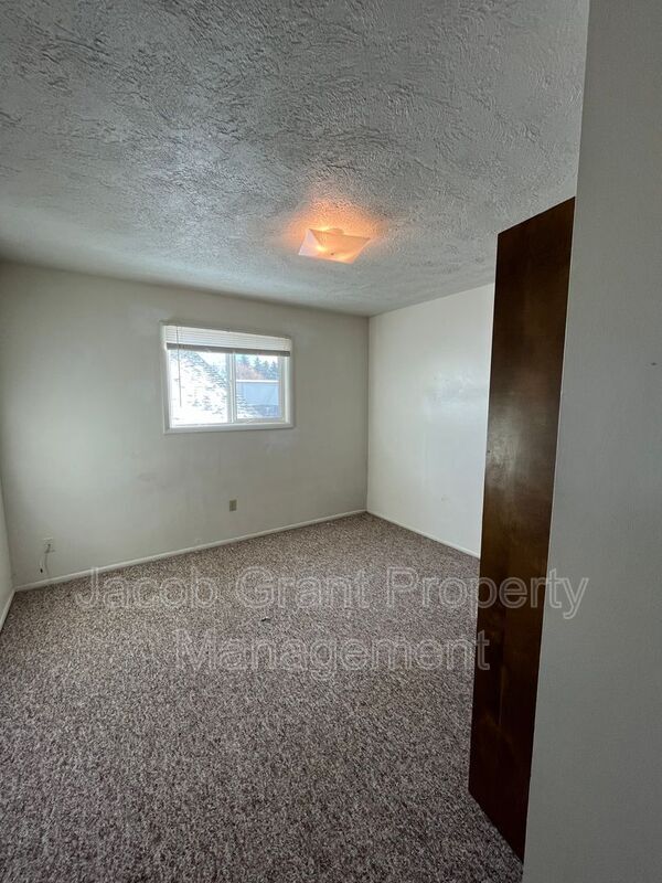 Building Photo - 598 Hansen Ave