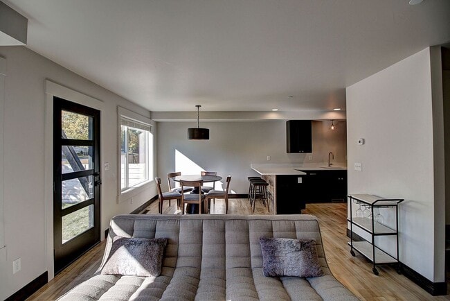 Building Photo - 1010 7th St E