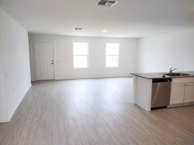Building Photo - 1214 Janzen Rd