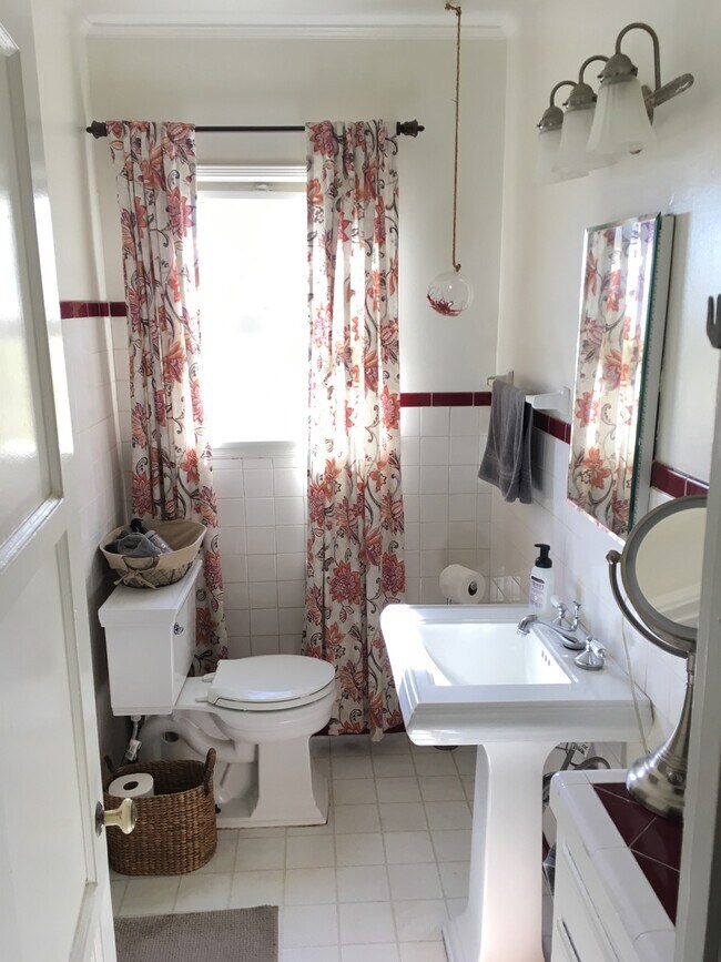 private bath/shower - 2812 Montana Ave
