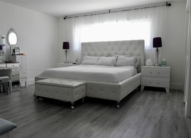 Foto del edificio - 2213 NE 122nd St