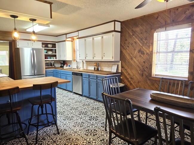 Building Photo - Large Three Bedroom Home Close To Midtown ...