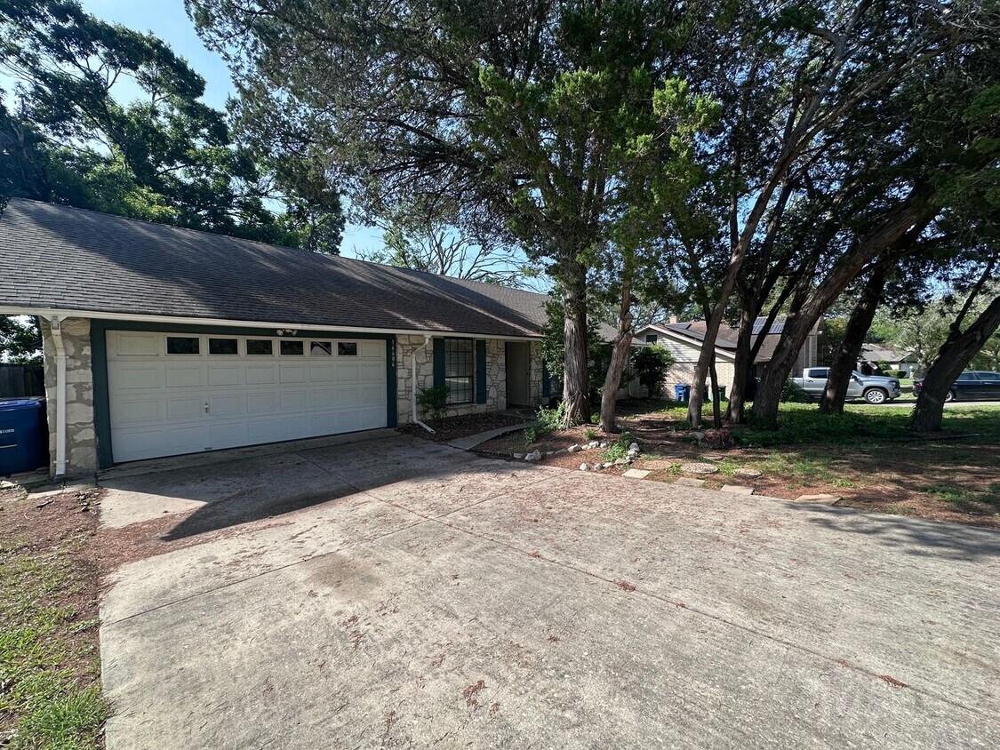 Foto principal - BEAUTIFUL WOOD FLOORING IN THIS 3 BR IN FO...