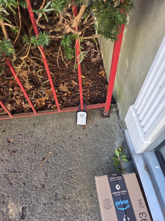 Building Photo - 190 Lake Shore Rd