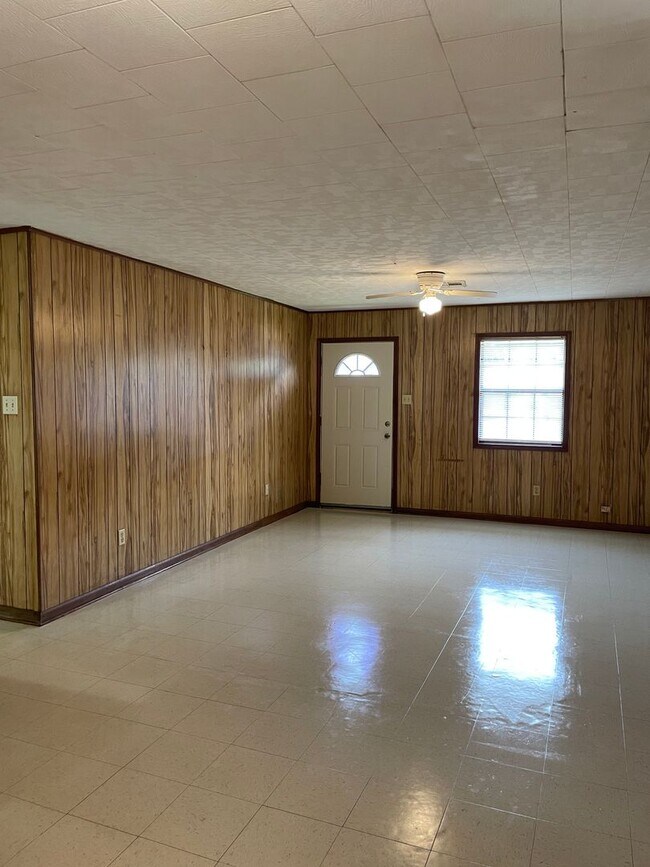 Building Photo - 3 bedroom 1 bath house