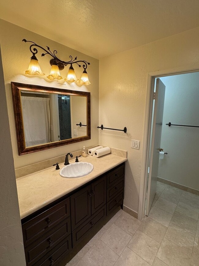 Building Photo - Stylish & Updated 2BR/2BA Condo with Pool ...