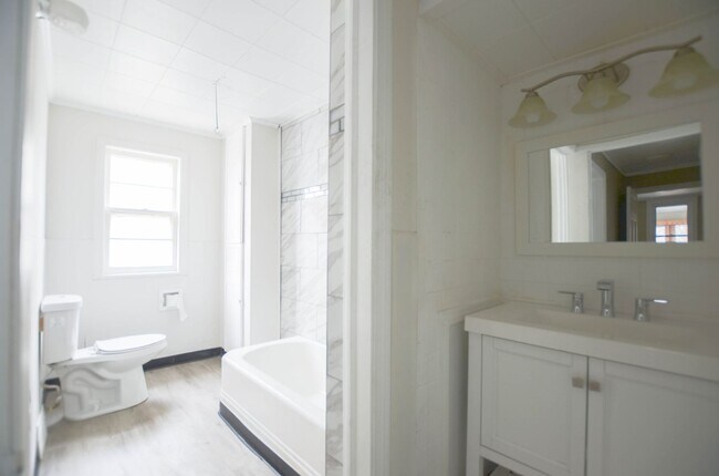 Building Photo - 6bd 2ba house | PLEX Neighborhood | Off st...