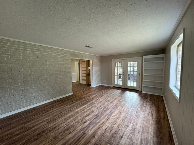 Foto del edificio - Remodeled and ready for New Tenant!!!