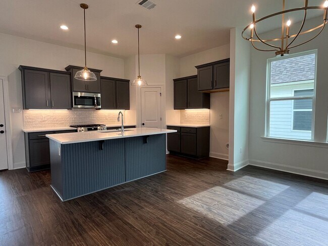 Foto del edificio - Beautiful new construction in Watson!