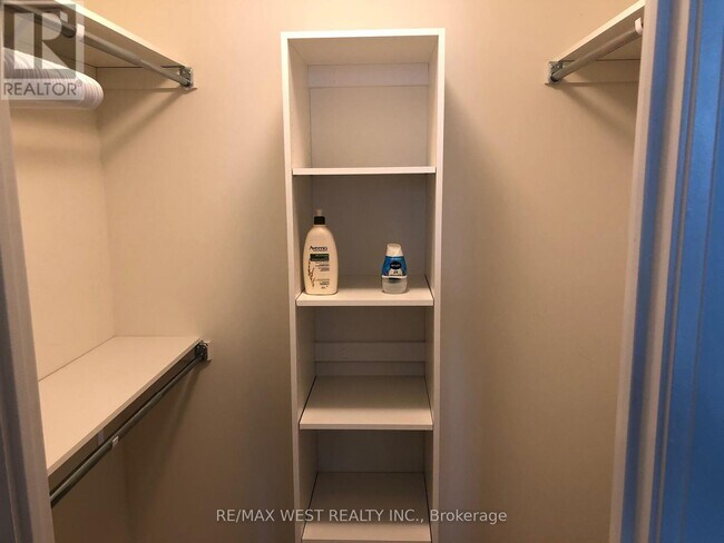 Photo du bâtiment - 576 Front St W