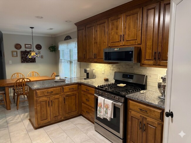 Cocina reformada con electrodomésticos nuevos. - 4019 Windswept Dr