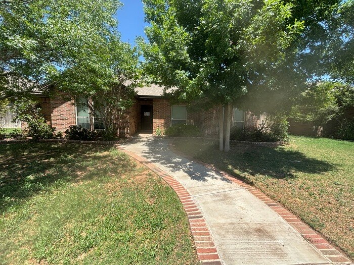 Primary Photo - 3 bed 2 bath home with 2 car garage!