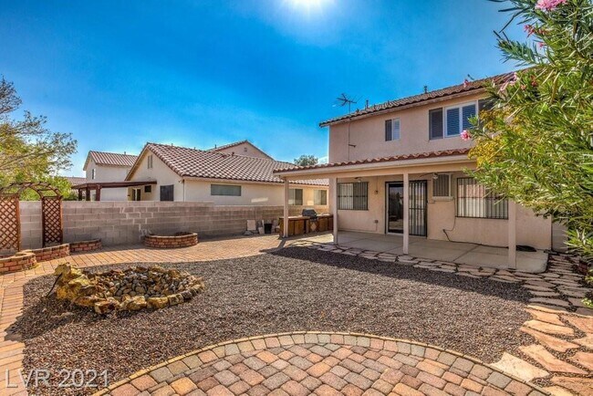 Patio interior - 4330 Spruce Grove St