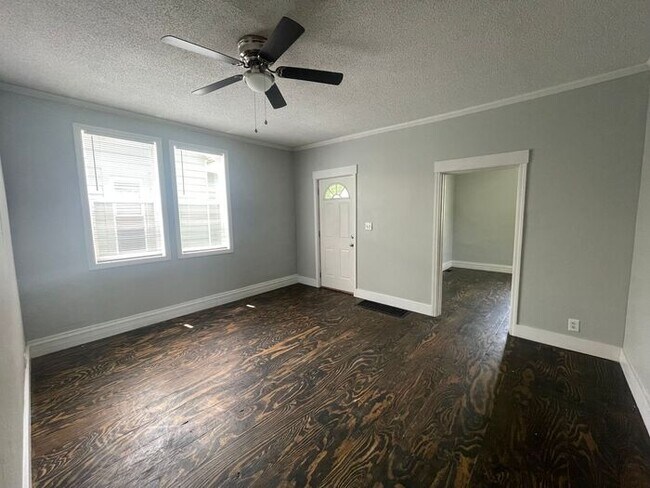 Building Photo - 3 Bedroom 1 Bathroom