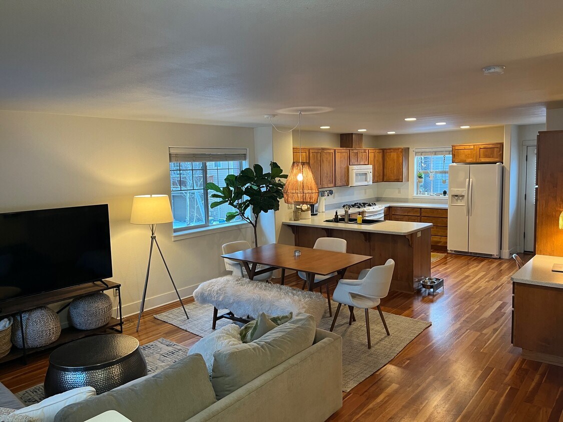 1865 NW Monterey Pines Dr, Bend, OR 97703 Townhome Rentals in Bend OR