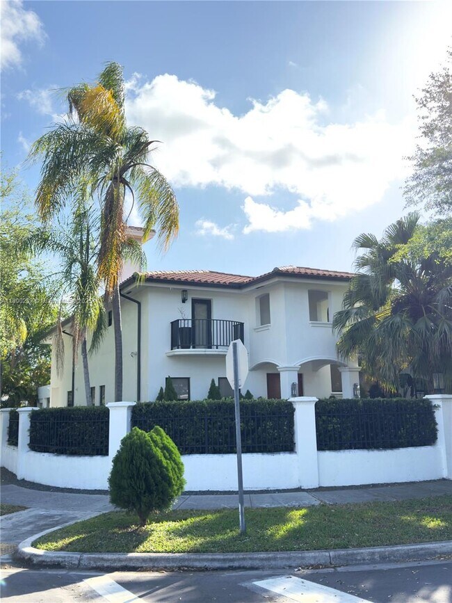 Building Photo - 835 SW 22nd Rd