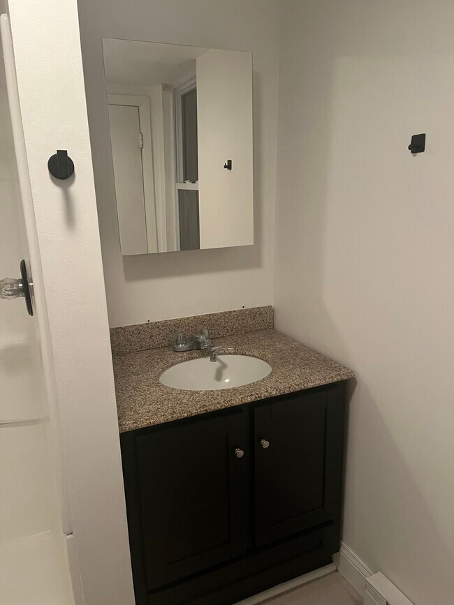 Unit B bathroom - 54 Leicester St