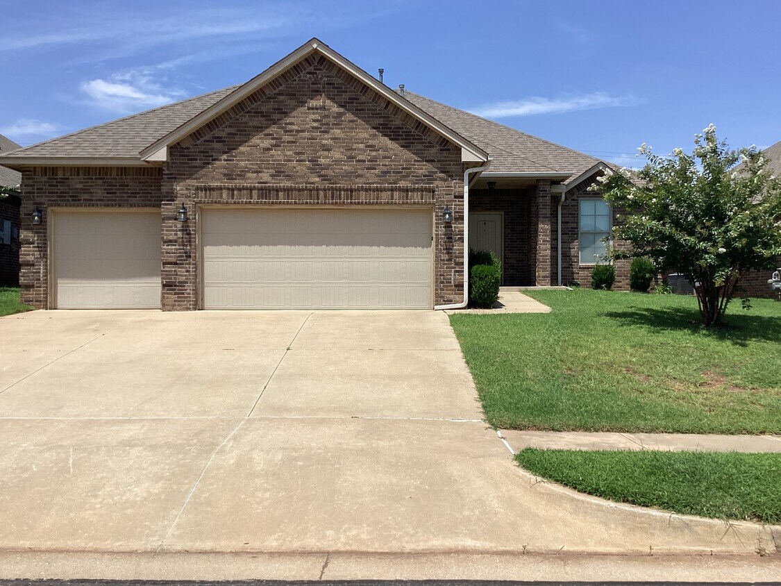 Primary Photo - 1717 Savannah Ln