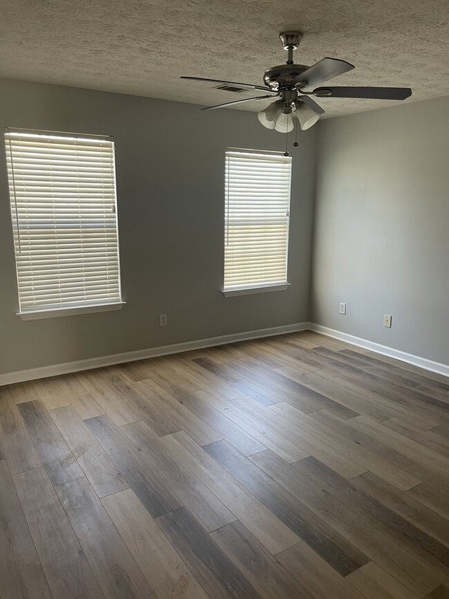 Foto del edificio - Spacious Townhome, New flooring!