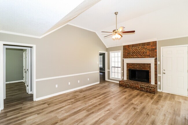 Building Photo - 5858 Rensslaer Dr