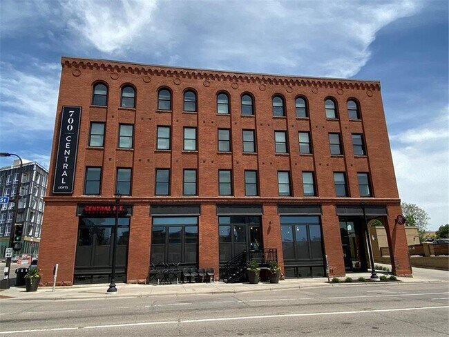 Foto del edificio - 700 Central Ave NE
