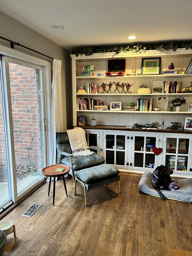 First floor living room with patio door to front yard/garden - 2141 N Larrabee St