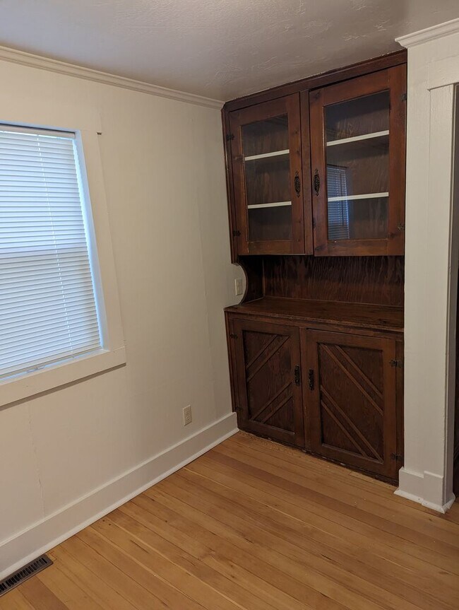 Building Photo - $1800 - 2 Bedroom, 1 Bath House - Garage a...