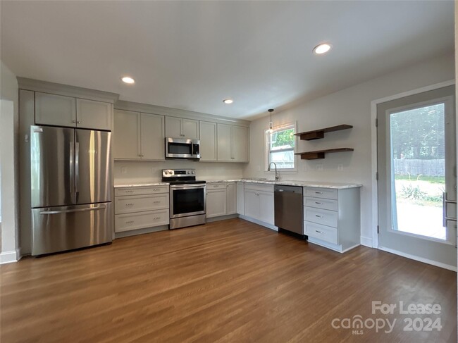 Building Photo - 3001 Hilliard Dr