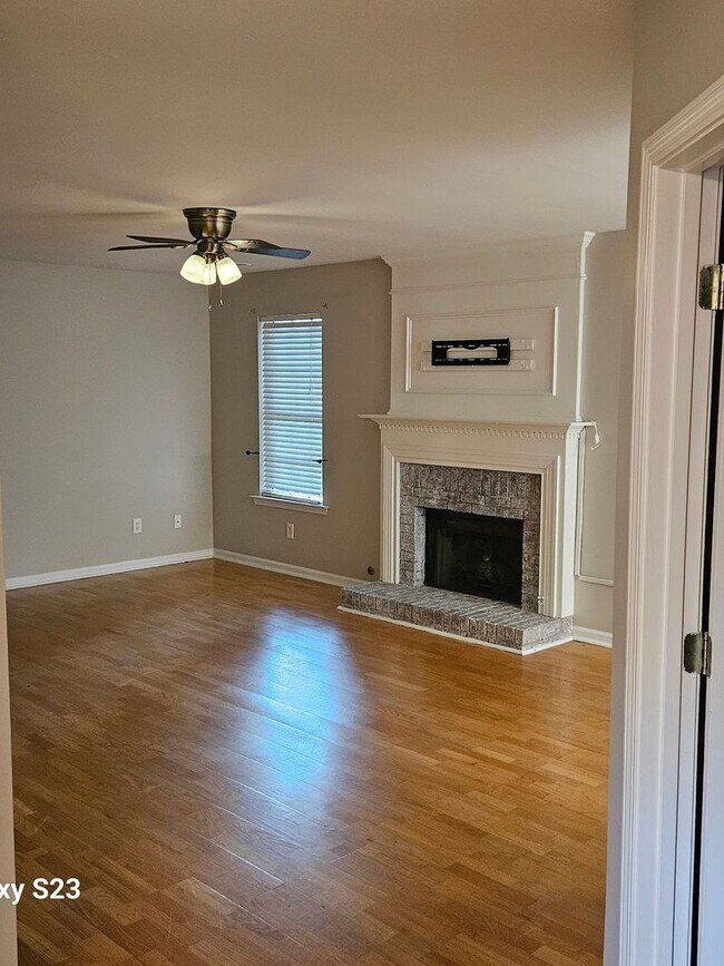 Foto del edificio - 4 Bedroom Single Family Home in Greenville
