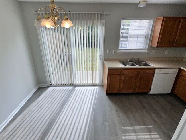 Building Photo - Lovely Townhouse in Winchester! All Electric, Off-Street Parking, W/D Hookups, Small Pets Ok!