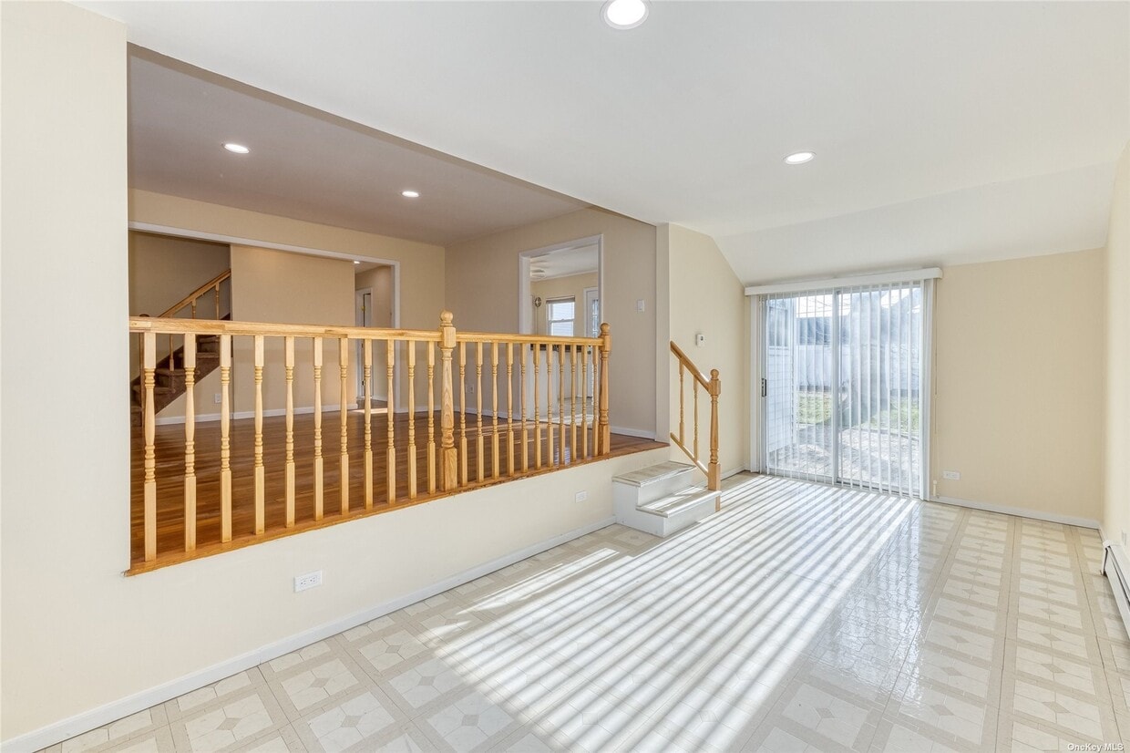 24 Harkin Ln Unit 1, Hicksville, NY 11801 Apartments in Hicksville