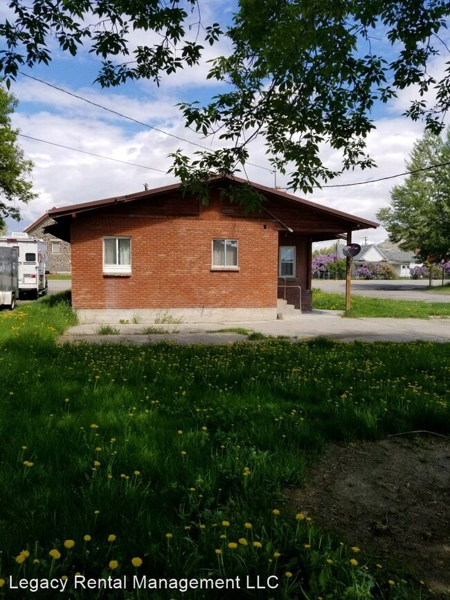 Building Photo - 3 br, 1 bath House - 403 West Grand Ave