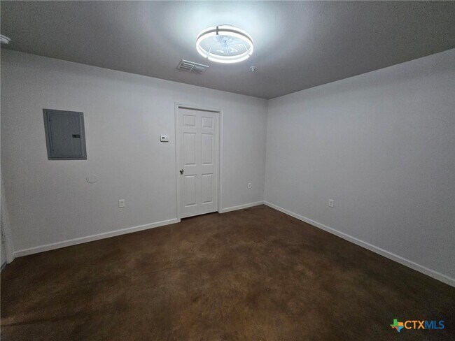 Foto del edificio - 1037 W Court St